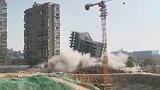 江西景德镇一未完工14层大楼成功爆破 一声巨响轰然倒下