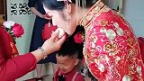 姐姐要出嫁了，妈妈拿出一个鸡蛋，让姐姐各咬一口吐在弟弟衣兜里