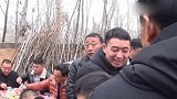 喝农村喜酒我就服这一桌大爷，这一口下去，估计随了不少礼钱！