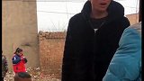 爸爸带小家伙去阿姨家拜年，谁知阿姨不给红包，小家伙就不肯走了