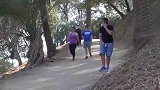 道具蛇恶作剧，男子故意用道具蛇恶搞路人，真是太刺激了