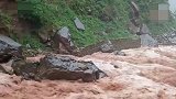 四川会东暴雨过后 山洪成瀑布状飞流直下袭击道路