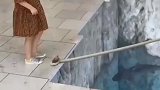 这个女孩太勇敢了，敢一个人走绳桥，幸好最后安全到岸