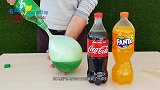 小伙将三个玩具人扔进深坑，可乐和曼妥思加入后高能，移不开眼睛