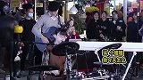 观众现场问小姐姐怎么不弹琴了，她说是时候展现新的技术《再见》