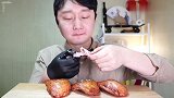 小哥吃烤鸡块，带着骨头慢慢啃，别有风味