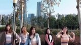 虽然小姐姐们跳的很好，但是要给摄影师减鸡腿，因为距离太远了