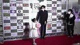 恭喜演员李光洙获得最佳男配角奖，璀璨闪耀！