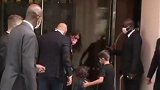 梅西体检安妞带仨娃先行抵达酒店 暖男蒂总照顾弟弟太贴心