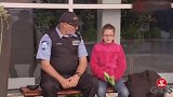 国外恶搞，女孩竟把自己的喷水枪和警察的枪互换，路人直接懵圈