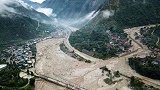 航拍汶川灾区掩埋汽车叠成山 拖车排队清理受损车辆