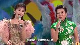 刘涛春晚造型，身着橘粉色羽毛珠片长裙，轻盈羽毛沉稳精致