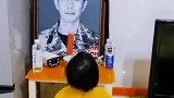消防员救火不幸牺牲，女儿在爸爸遗像前痛哭