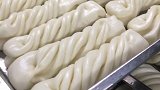 面粉1斤酵母5克泡打粉5克糖15克大油15克温水5两