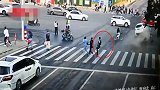 上海普陀车祸瞬间，男子快跑躲开肇事车，行人：过马路再不玩手机