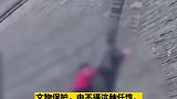 2男子攀爬600年西安古城墙 撒野撒到文物上？  西安