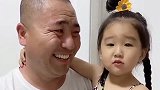 女儿为了爸爸开心，自己在爸爸面前展示歌喉