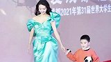 这气质真的无敌了，还带着娃走秀，有人知道她是谁吗