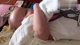 4个月的小宝宝好棒啊，居然会把脸上的布拿走了，太厉害了！