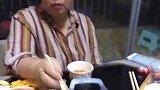 只因为金针菇烤的不如意，女子直接摔筷子