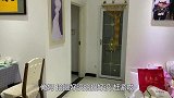 儿媳带公婆逛商场，还给公公挑选衣服，婆婆称赞公公年轻又帅气