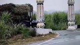 拖拉机都翘起来了