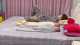 爸爸用睡裤套娃，解决孩子踢被子的难题