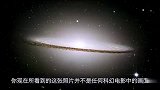 万光年外，哈勃拍摄的真实照片巨大的草帽星系