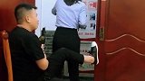 同学聚会，迟到的，必须要喝一杯才能进去