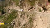在尼泊尔最危险的道路上,就是老司机也不敢开快车