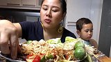 泰国大姐吃油炸蚂蚱和凉拌米线，这样的美食实在吃不下
