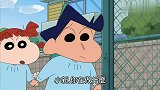 小新和朋友帮忙打扫鸡舍，小新扮成奇怪的公鸡