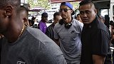 人气实在爆炸！C罗现身新加坡 数百球迷尖叫震天响