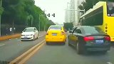 又是路怒症！不是拍下，谁知道男子的操作！
