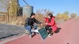 骗子摆摊钞票砍筷子，砍断奖励888，美女连玩两天骗子赔惨