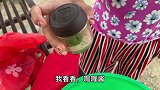 在尼泊尔偶遇卖黄瓜的小女孩，原来她是个孤儿