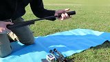 装上消音器的精美狙击枪，老外野外测试，消音后的声音也太小了！