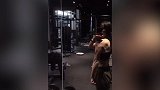 这个健身美女身材怎么样？不用看脸就得称赞