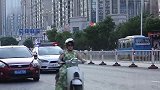 女店主拿刀想要自杀，丈夫到场却变猪队友，特警空手夺刀救人
