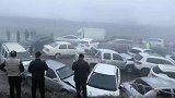 河北保定数十辆车因结冰湿滑连环追尾 目击者：跟碰碰车似的