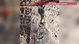 数名驴友无防护攀爬百米深悬崖峭壁，当地回应