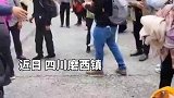 群众转移现场，救援人员激励大家，“站起来现在不是哭的时候”