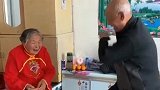 奶奶乐开了花，爷爷的舞姿真的太吸引人了，好搞笑呀！