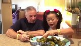 泰国大姐和老公表演吃酸黄瓜,据说这黄瓜特酸的,吃完牙齿还在吗