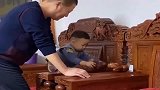 从小对我严厉的父亲，无论孙子怎么作妖，都能容忍！不愧是隔辈亲