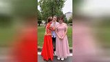 新娘拿出手机自拍，正好拍到…老公跟自己妹妹在后面行不轨之事！