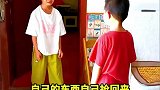 姐姐被弟弟抢走东西，爸妈鼓励姐姐勇敢夺回