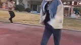 小姐姐是不是看上铜人大哥了，二话不说直接把他踹倒了！