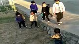 第一天上幼儿园去接儿子，无意看到这一幕，网友孙悟空进盘丝洞