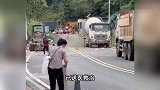 保安遭恶犬拖拽撕咬惊恐喊叫，工人持棍施救把棍打断：狗打死了！